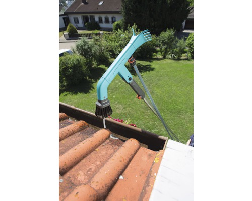 Čistič odkvapov pri práci na streche