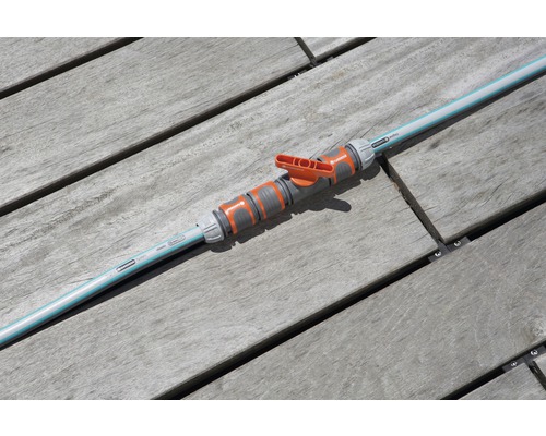 Záhradná hadica s uzatváracím ventilom na drevenej terase