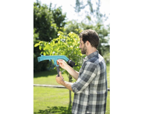 Muž obsluhuje teleskopickú čistiacu kefu pre vonkajšie použitie