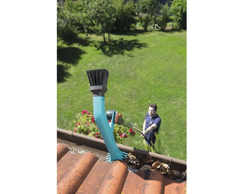 Čistič odkvapov v prevádzke s mužom v pozadí