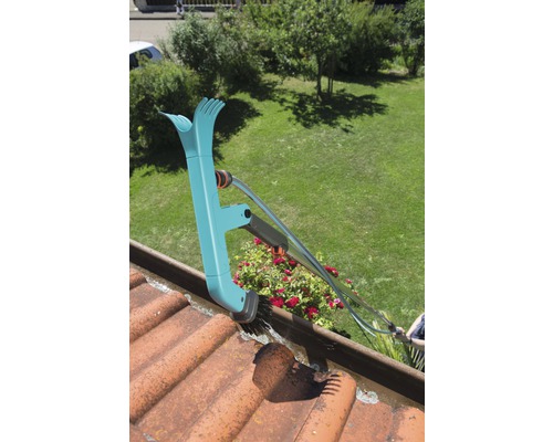 Čistič odkvapov v prevádzke na streche