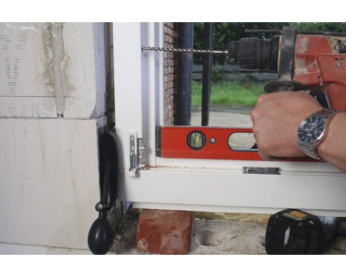 Okno sa inštaluje pomocou vŕtačky a vodováhy.