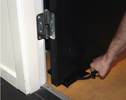 Dverová zarážka s rukoväťou na otváranie dverí