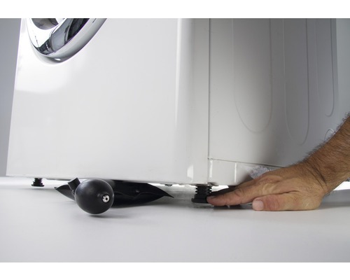 Práčka s vyrovnávacími nožičkami a klinmi na nastavenie