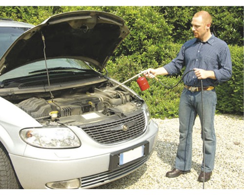 Muž čistí motorový priestor auta čistiacim prostriedkom