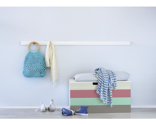 Nástenná šatňa s taškou, šálom, topánkami a truhlicou na hračky v chodbe