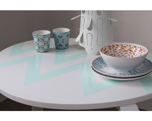 Prestretý okrúhly stôl s riadom a šálkami