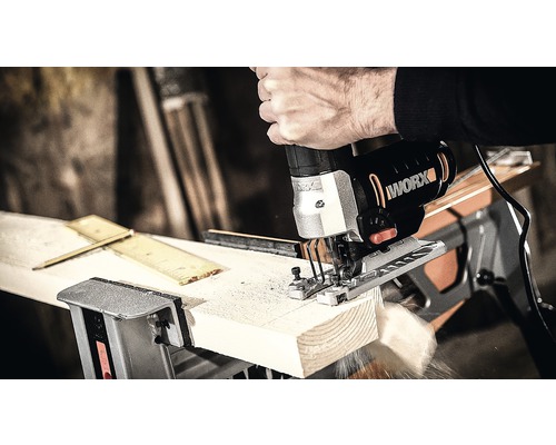 Priamočiara píla značky Worx reže obrobok.