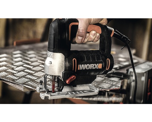 Priamočiara píla WORX reže kov