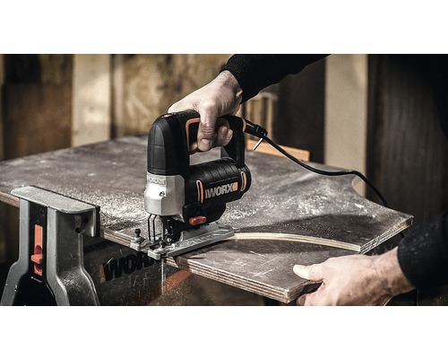 Priamočiara píla značky WORX reže drevo.