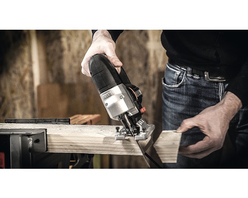 Priamočiara píla reže drevenú dosku.