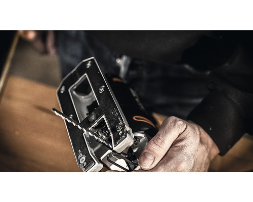 Detailný záber priamočiarej píly s pílovým listom v ruke