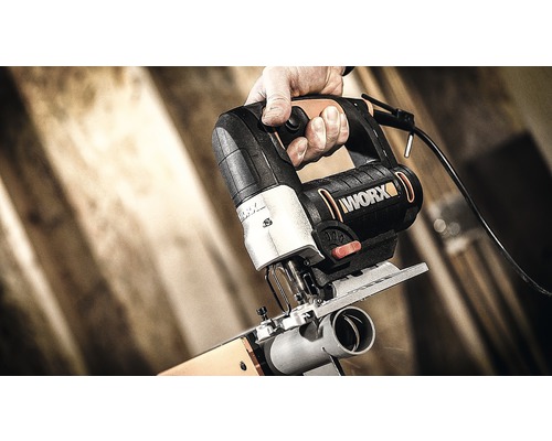 Priamočiara píla WORX pri rezaní rúrky