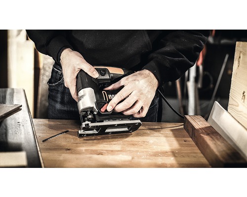 Priamočiara píla používaná na pracovnom stole.