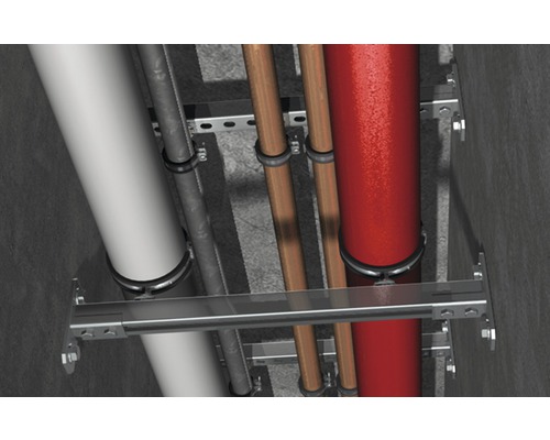 Rôzne rúry sú pripevnené ku kovovej lište pomocou rúrkových spôn.