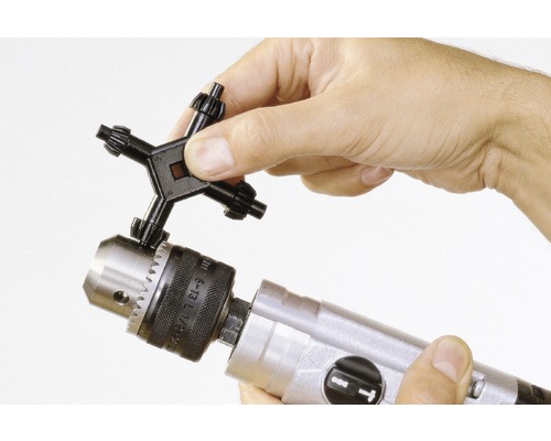 Kľúč ku skľučovadlu je zasunutý do skľučovadla.