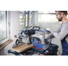 Pokosová píla pri rezaní dreva remeselníkom.