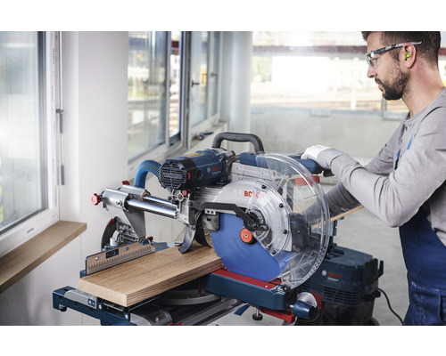 Pokosová píla pri rezaní dreva remeselníkom.