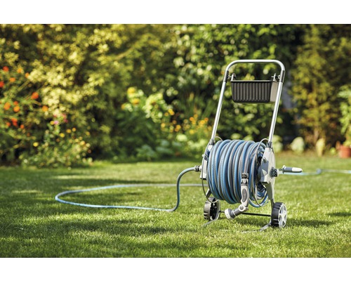 Záhradný vozík na hadicu s hadicou v záhrade