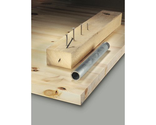 Drevená doska s klincami v kuse dreva a rúrkou