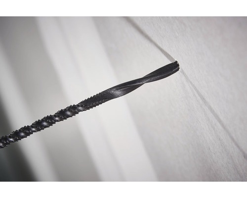 Detail kovového vrtáku so špirálovým hrotom a drsným povrchom