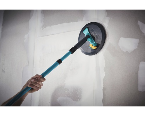 Osoba používa brúsku na strop s teleskopickou tyčou na stene.