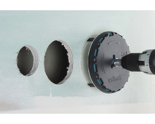 Vykružovacia píla Wolfcraft sa používa na stene