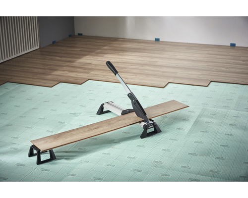 Rezačka laminátu pri rezaní laminátu na izolačnej podložke