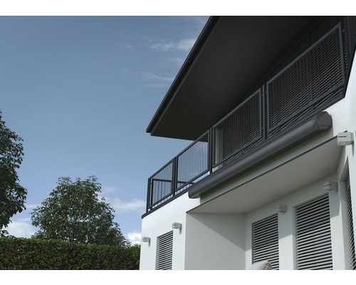 Pohľad na budovu s balkónom a boxom na rolety