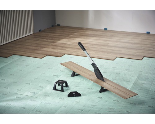 Rezačka laminátu používaná na izolačnej podložke s laminátovou podlahou v miestnosti