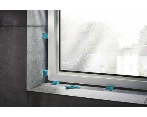 Okno s montážnymi klinmi pre inštaláciu