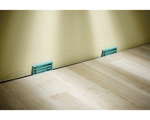 Montážne kliny medzi stenou a laminátovou podlahou