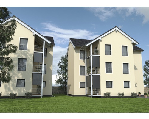 Bytové domy s balkónmi a vonkajšími roletami v obytnej štvrti