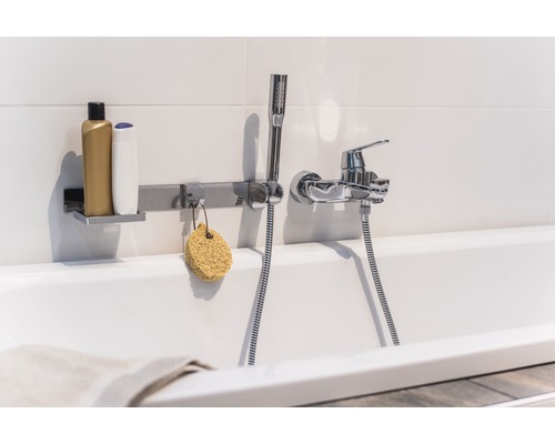 Vaňa s batériou, sprchou a poličkou na kúpeľňové potreby