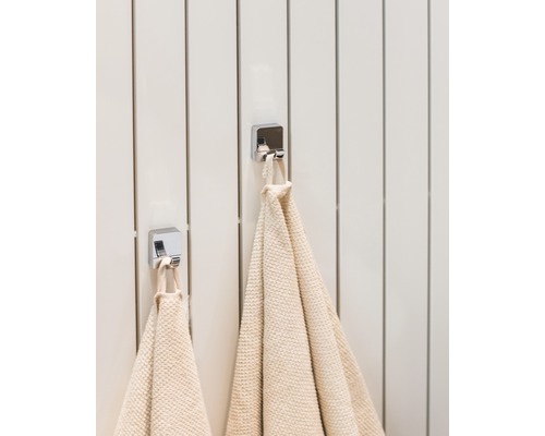 Uteráky visia na háčikoch na uteráky