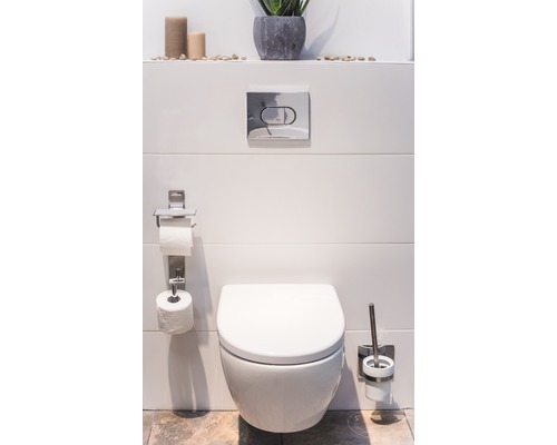 Moderná kúpeľňa so závesným WC, držiakom toaletného papiera a súpravou WC štetiek.