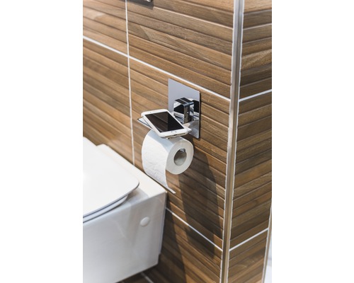 Kúpeľňa s držiakom toaletného papiera a odkladacou plochou na mobilný telefón