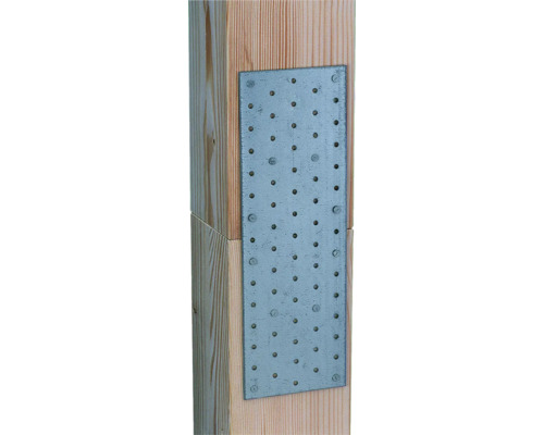 Drevená konštrukcia s dierovanou kovovou doskou a skrutkami na upevnenie