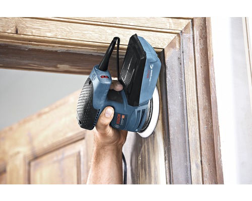 Jednoručná excentrická brúska používaná na drevený rám