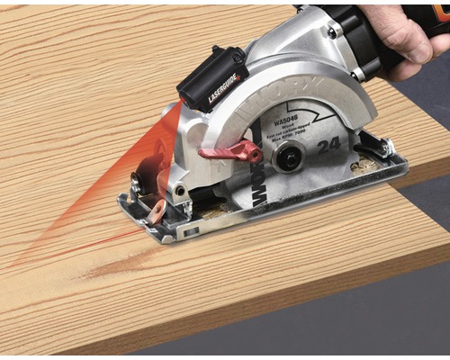 Kotúčová píla s laserovým navádzaním reže drevenú dosku