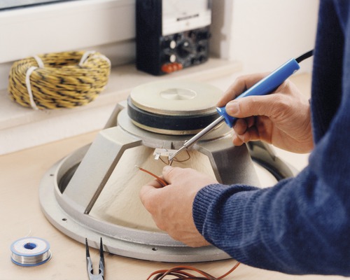 Spájkovanie reproduktora pomocou spájkovačky, vrátane spájkovacieho drôtu, klieští a káblov