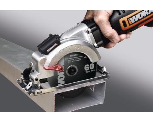 Ručná okružná píla WORX pri rezaní kusu kovu.