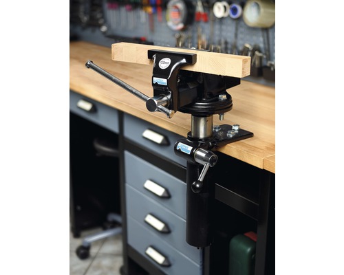 Pracovný stôl so zverákom a upnutým kusom dreva.