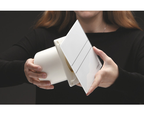 Osoba drží odsávací ventilátor značky Cata.