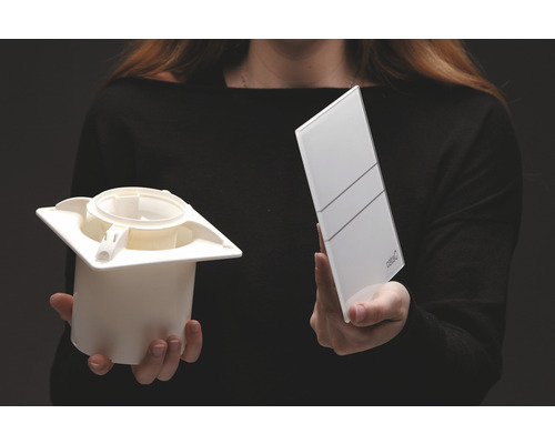 Osoba drží v ruke vetrací ventil a kryciu dosku