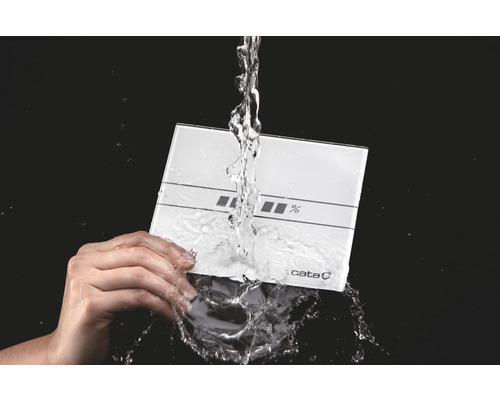 Vodotesná kuchynská váha s percentuálnym displejom je polievaná vodou.