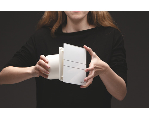 Žena drží kúpeľňový ventilátor.