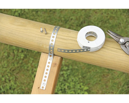 Dierovaná páska so skrutkami a nožnicami na plech na drevenom stĺpiku