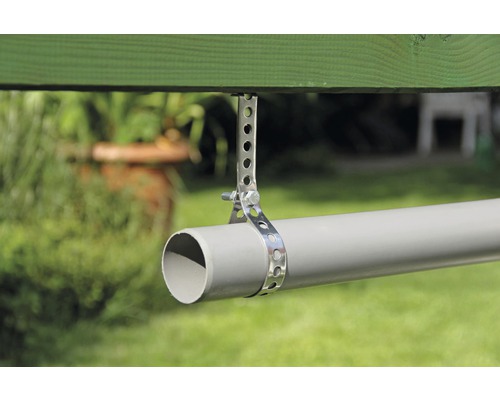 Odpadové potrubie s kovovým upevnením potrubia pod drevenými trámami