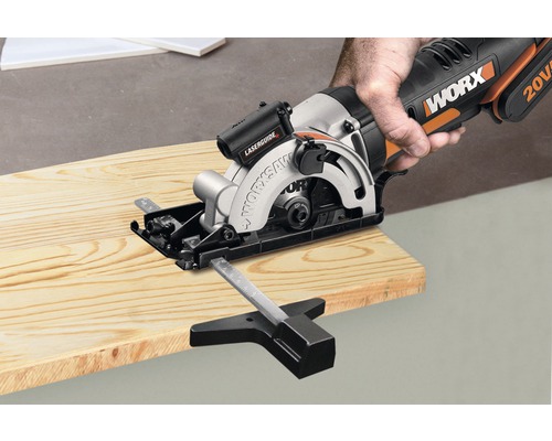 Ručná kotúčová píla Worx reže drevenú dosku